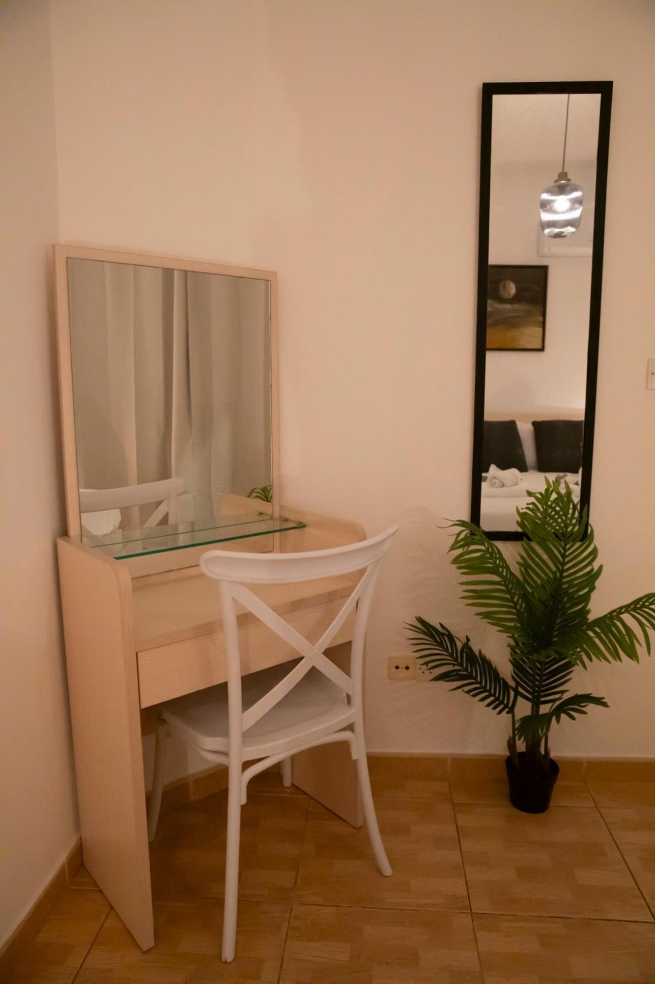 Estea - Hera's Retreat - 50m To The Mall Apartment